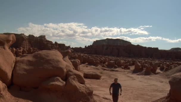 L'homme grimpe sur les rochers dans la vallée du gobelin Utah — Video