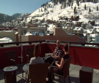 insanlar içki kahve keyfini güneşli kış hava park city Utah çatı üzerinde