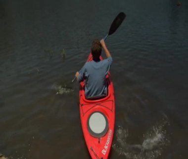 adam kayık içinde nehir rapids gider