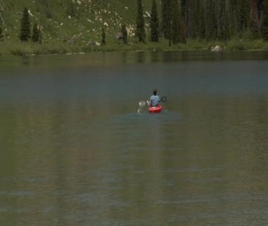 Sakin göl kenarında kayaks erkekte