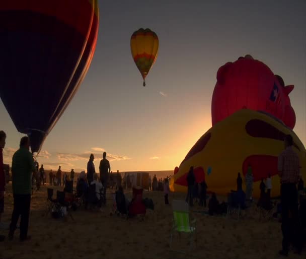 Diváci sledovali horký vzduch balóny naplněním a náhonu — Stock video