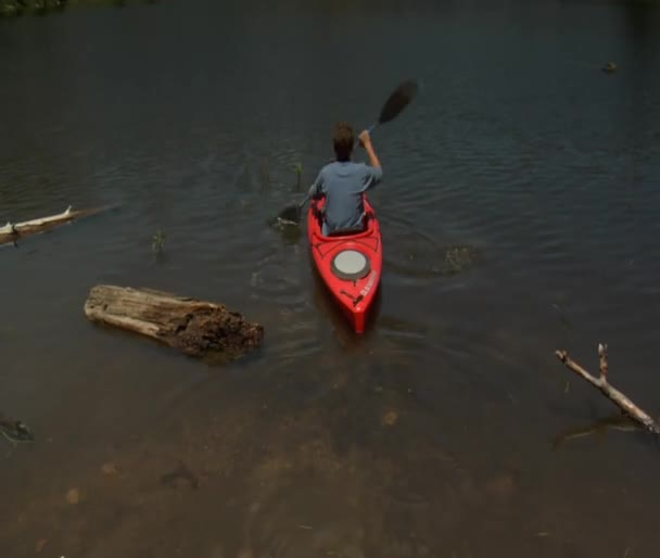Homme en kayak sur le lac calme 