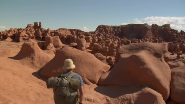 L'homme grimpe sur les rochers dans la vallée du gobelin Utah — Video