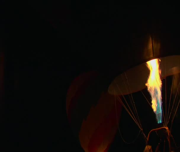 Globos iluminan la noche y chorro de llama como globos se llenan — Vídeo de stock