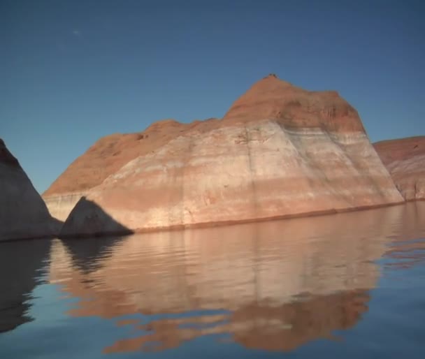 水を含んだ赤い峡谷をボート — ストック動画