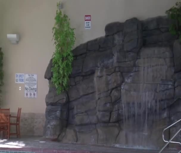 Piscina con cascata — Video Stock