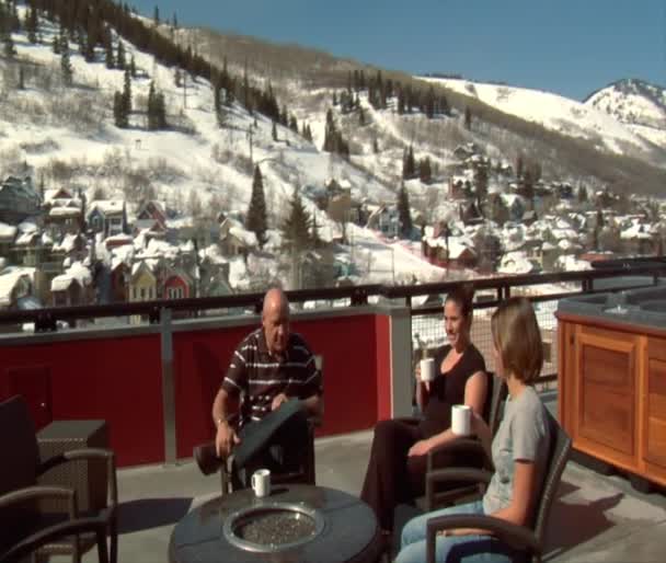 人们喝咖啡享受阳光灿烂的冬天天气在公园市犹他州的屋顶上 — 图库视频影像