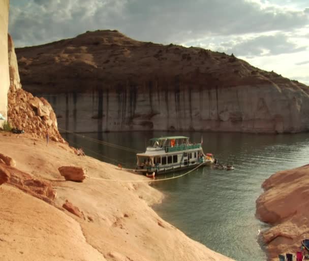 Casa flotante amarrado a roca roja — Vídeos de Stock