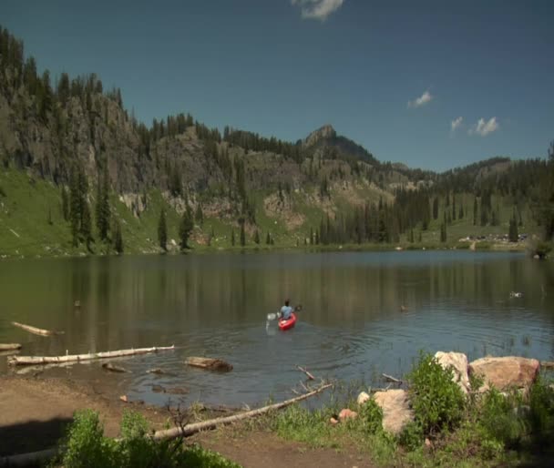 Homme en kayak sur le lac de Montagne calme — Video