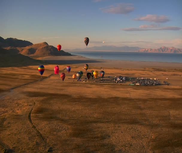 Absteigender Schuss aus Heißluftballon — Stockvideo