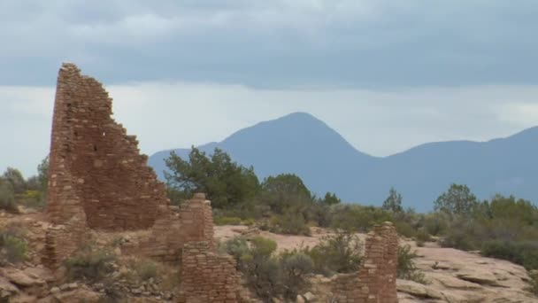 Montañas revelando ruinas — Vídeos de Stock
