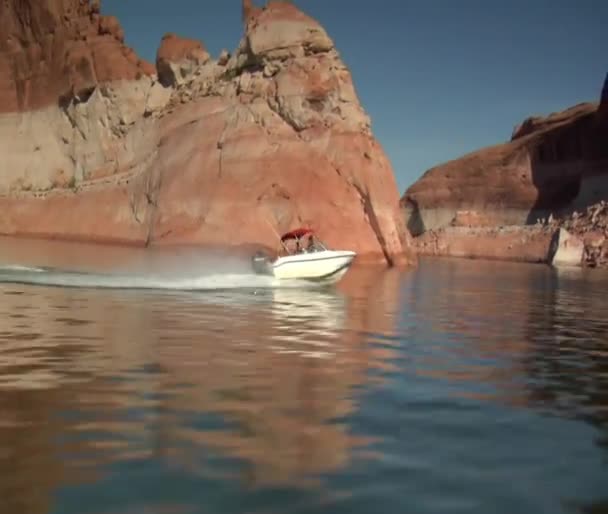 Ski boat in red canyons — Stock Video