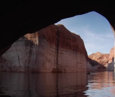 Adam kanyonlar kayaklar üzerinde