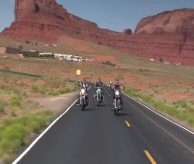redrock çöl karayolu üzerinde üç motorcu