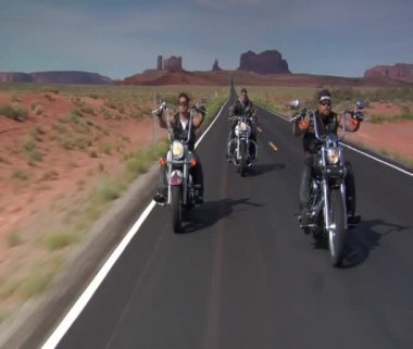 redrock çöl karayolu üzerinde üç motorcu