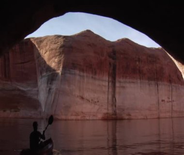 Rock kanyonları üzerinde kayaklar erkekte