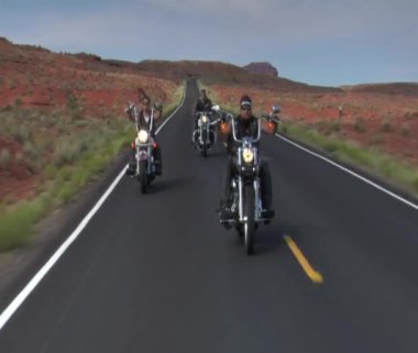 redrock çöl karayolu üzerinde üç motorcu