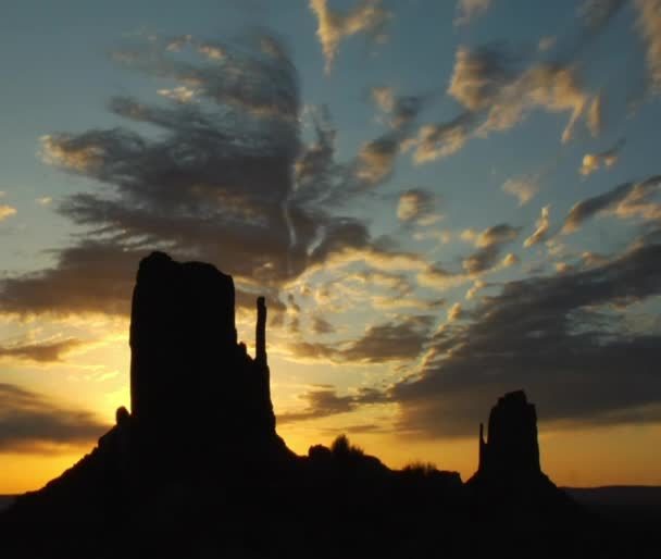 Silhouette de l'homme courant avec Monument Valley lever de soleil — Video