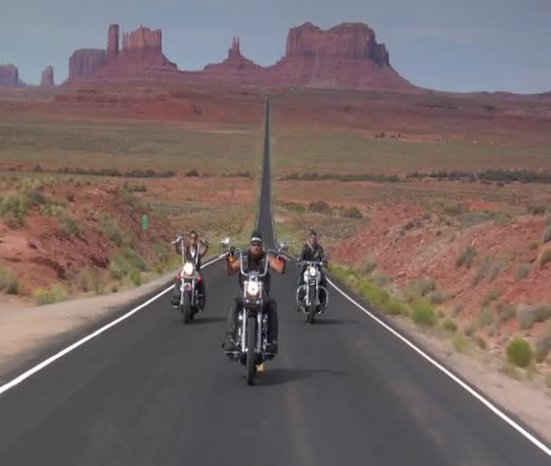 Três motocicletas Harley dirigem estrada deserto — Vídeo de Stock
