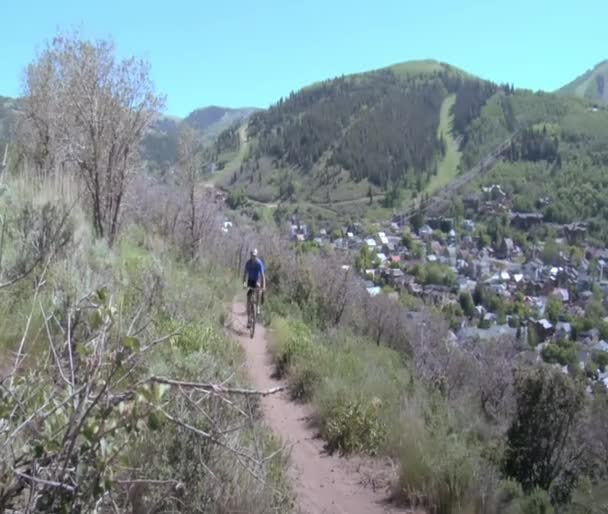 Mountain biker pedais duro no hilltop trail — Vídeo de Stock