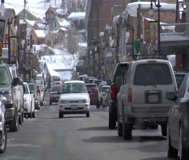 Tráfico y nieve cayendo en Main St., Park city Utah — Vídeos de Stock