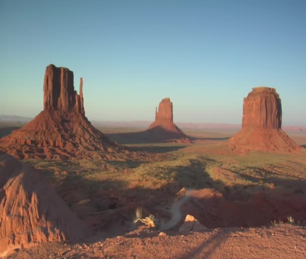 Dolly tiro de rocas con vistas a Monument Valley puesta de sol — Vídeo de stock