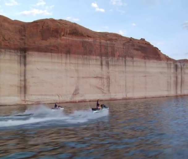 Пара водных мотоциклов на озере — стоковое видео