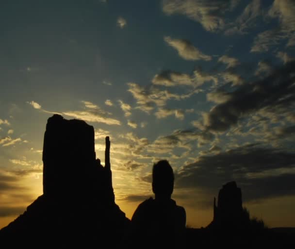 Silhouet van man loopt met monument valley zonsopgang — Stockvideo