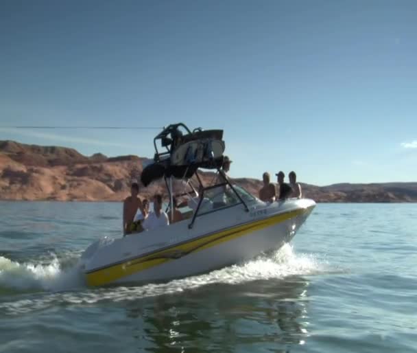 Family on speedboat pulls wake boarder — Stock Video