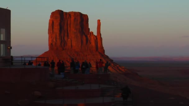 Turistas en Overlook Monument Valley — Vídeos de Stock