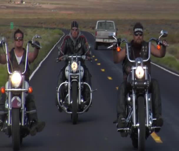 Tres motociclistas en la carretera del desierto, pases de camiones — Vídeo de stock