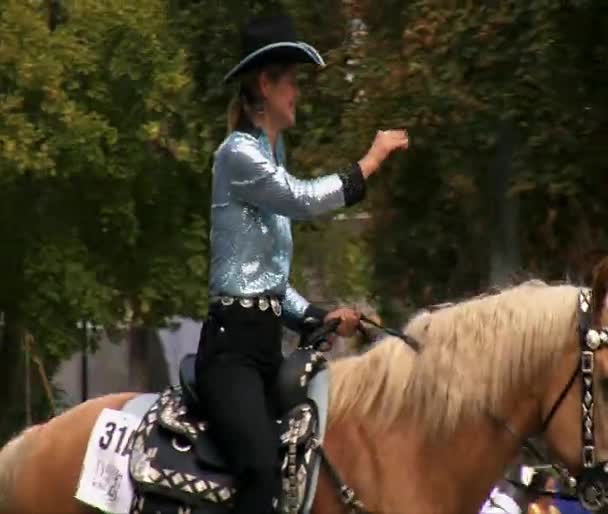 Cowgirl em desfile — Stok video