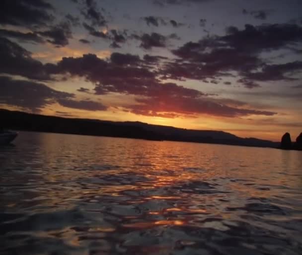 Катання на човнах на озері — стокове відео