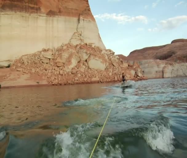 Man opstaat na aan boord achter ski boot — Stockvideo