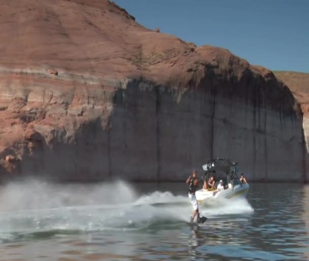 Motorbåt drar wake boarder — Stockvideo