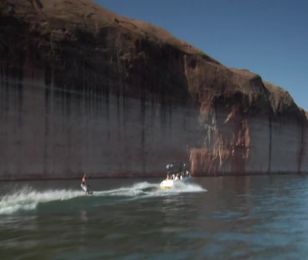 Speedboat pulls wake boarder — Stock Video