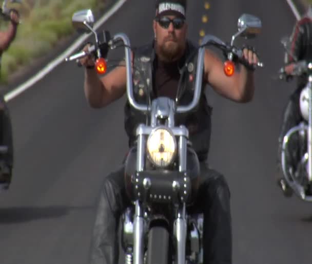 Tres Harleys conducen por la carretera del desierto — Vídeos de Stock