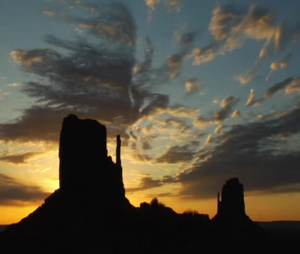 Silhouettes des monuments Monument Valley au coucher du soleil 
