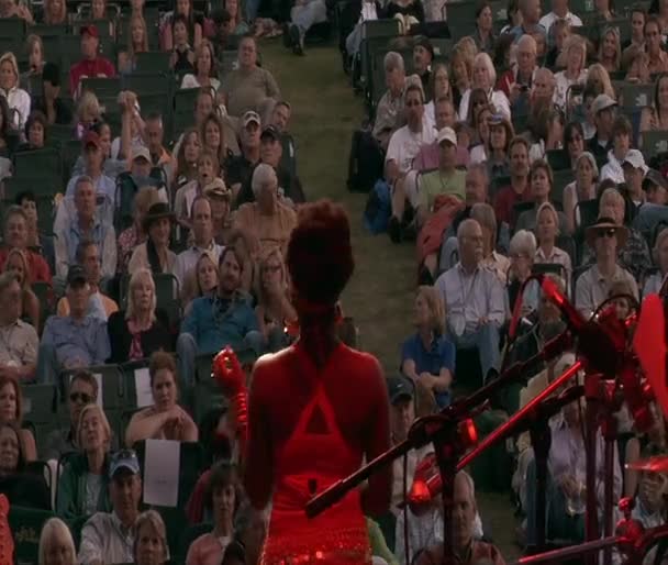 Interprète chante pour foule au concert — Video