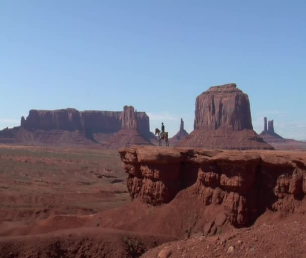 Zoom longo em cowboy e cavalo em Monument Valley Utah — Vídeo de Stock