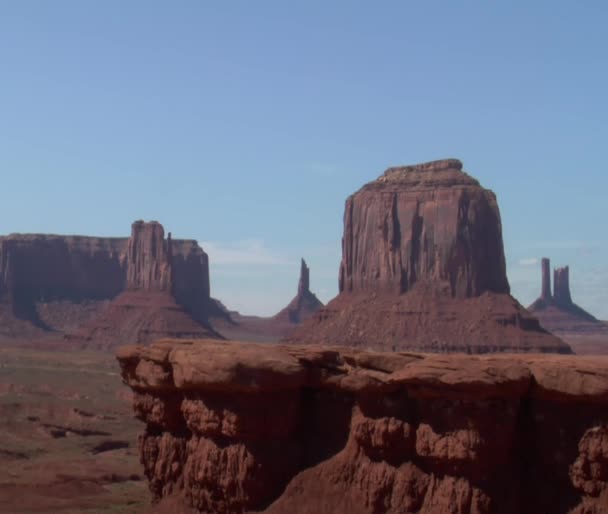 Cowboy rides horse onto Cliff in Monument Valley Utah — Stock Video