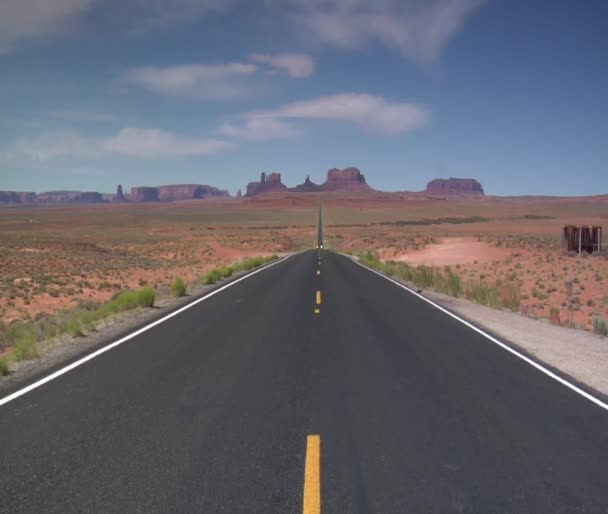 Larga carretera del desierto, motocicletas zoom hacia — Vídeos de Stock