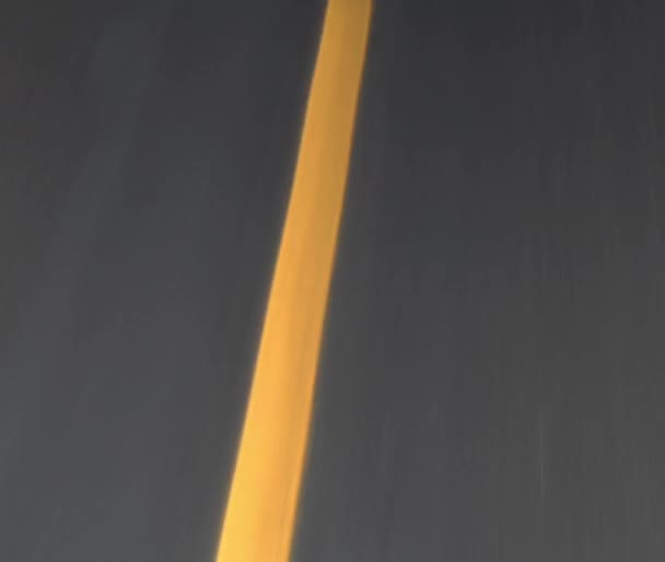 Żółte linie na autostradzie przechodzą stopniowo — Wideo stockowe
