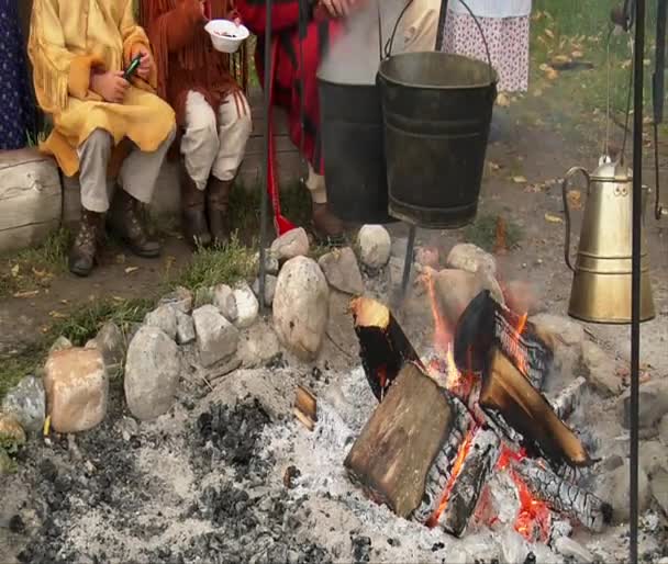 Familia en ropa vieja del oeste fijada por el fuego — Vídeos de Stock