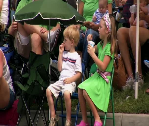 Los niños miran desfile — Vídeo de stock