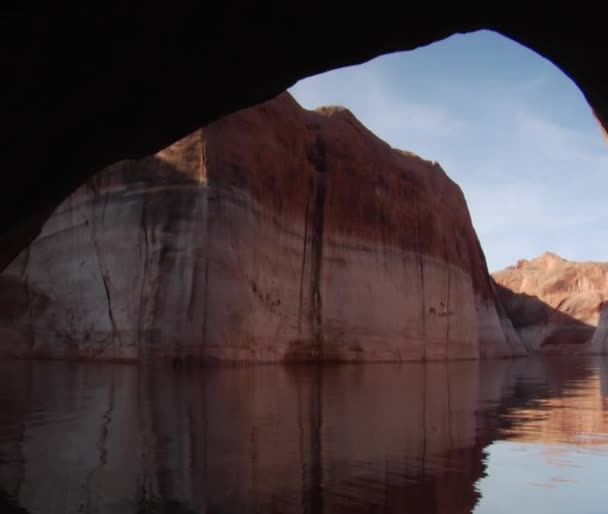 Man in kayaks on rock canyons — Stock Video