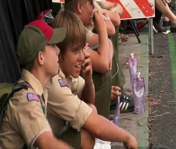 Boy kijken scouts parade — Stockvideo