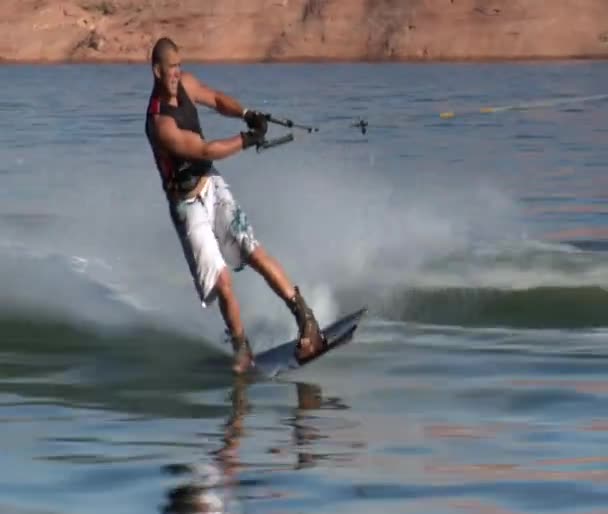Wake boarder usa uma mão na corda do reboque — Vídeo de Stock
