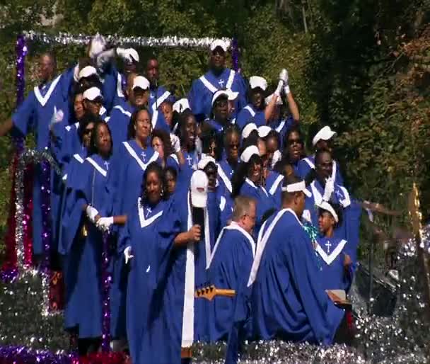 퍼레이드 플 로트에 아프리카계 미국인 합창단 — 비디오