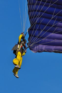 Mavi paraşüt ile Sky diver